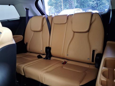 Used 2023 Kia Carnival EX FWD image 9