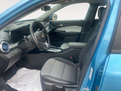 Used 2025 Chevrolet Trax LT w/ Sunroof Package FWD image 9