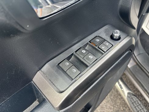 Used 2018 Toyota Tacoma TRD Off-Road AWD/4WD image 23