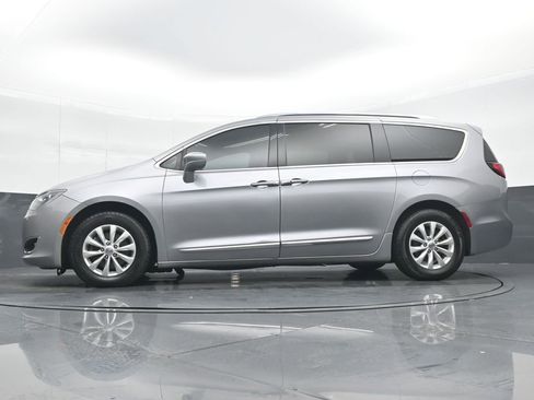 Used 2019 Chrysler Pacifica Touring-L FWD image 28