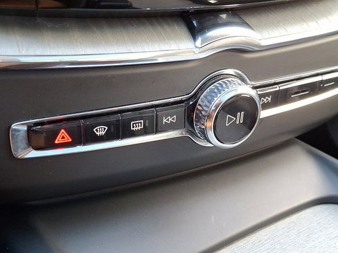 Used 2025 Volvo XC60 B5 Plus image 25