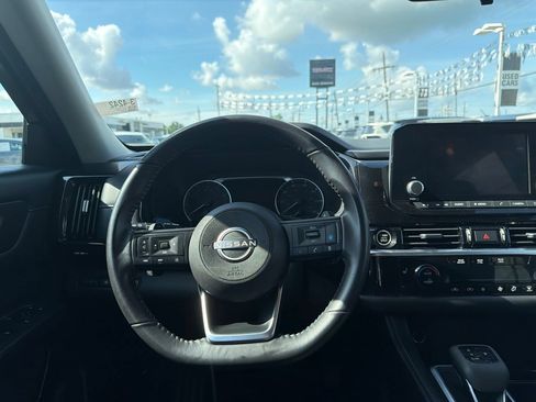 Used 2024 Nissan Pathfinder SV FWD image 11