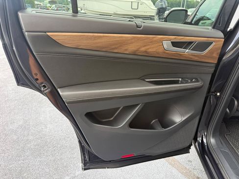 Used 2024 Volkswagen Atlas SE w/ Panoramic Sunroof Package FWD image 11