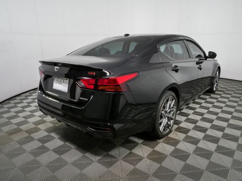 Used 2024 Nissan Altima 2.0 SR FWD image 3