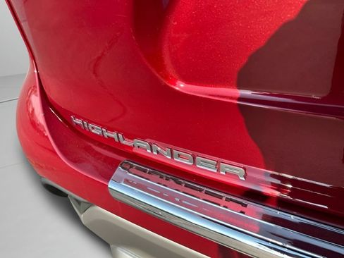 Certified 2025 Toyota Highlander Platinum AWD/4WD image 12