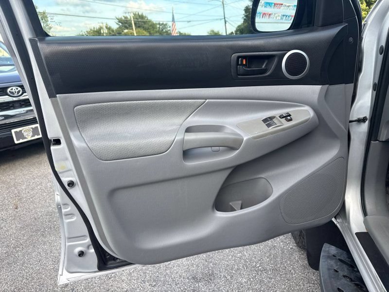 Used 2010 Toyota Tacoma 4x4 Access Cab V6 w/ TRD Off-Road Pkg image 9