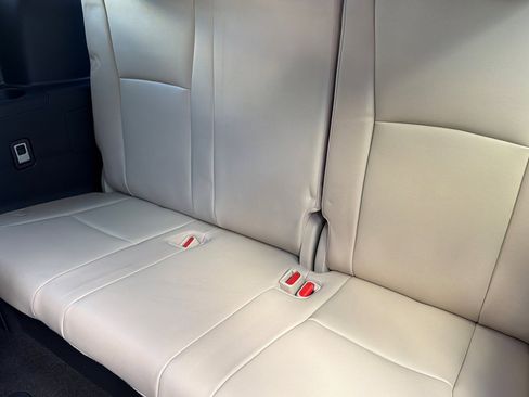 Used 2022 Toyota Highlander XLE image 19