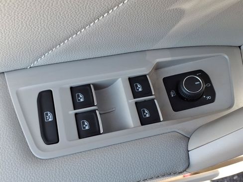 Certified 2023 Volkswagen Tiguan SE FWD image 18