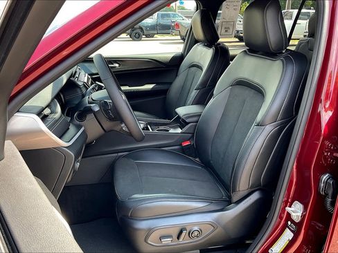 New 2025 Jeep Grand Cherokee L Altitude image 9