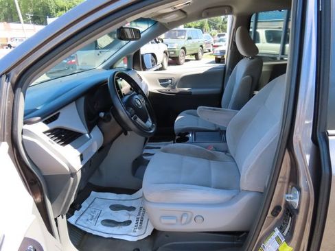 Used 2016 Toyota Sienna LE AWD/4WD image 18