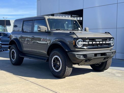 New 2025 Ford Bronco Outer Banks w/ Sasquatch Package image 2