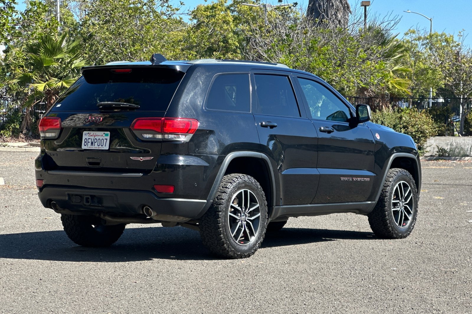 Used 2018 Jeep Grand Cherokee Trailhawk w/ Trailhawk Luxury Group AWD/4WD image 3