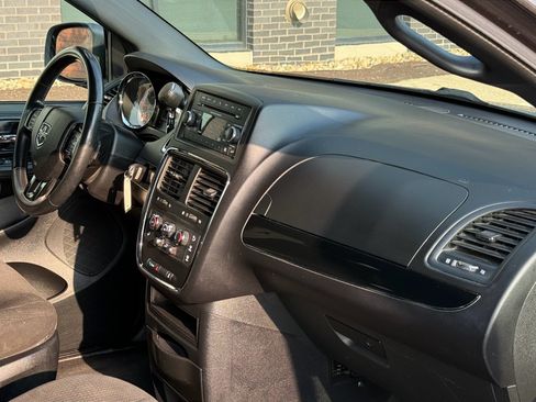 Used 2016 Dodge Grand Caravan SE FWD image 9