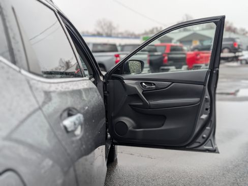 Used 2019 Nissan Rogue SV image 39