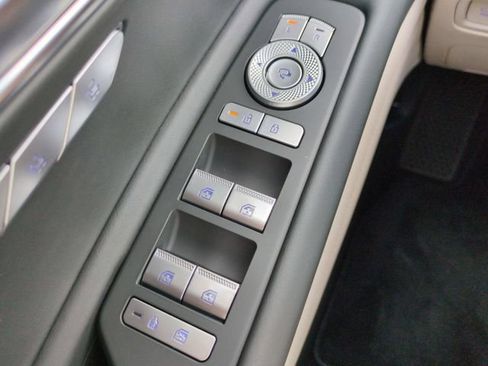 Certified 2025 Genesis GV80 2.5T Select AWD/4WD image 15