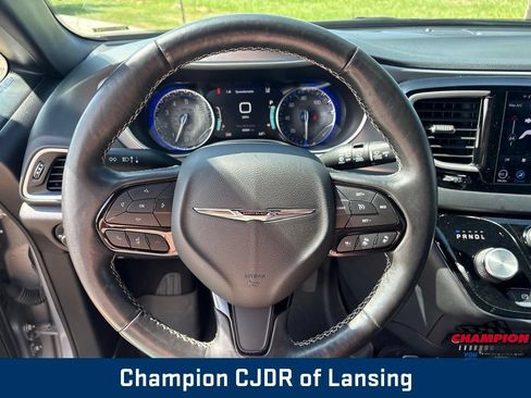 Used 2020 Chrysler Pacifica Touring-L w/ Advanced Safetytec Group FWD image 17