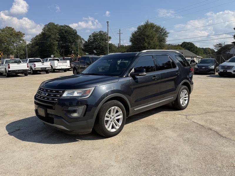 Used 2017 Ford Explorer XLT w/ Equipment Group 202A FWD image 1
