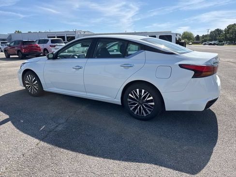 Used 2025 Nissan Altima 2.5 SV FWD image 13