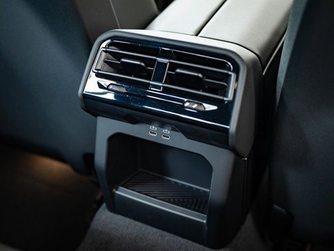 New 2026 BMW 550e xDrive image 36