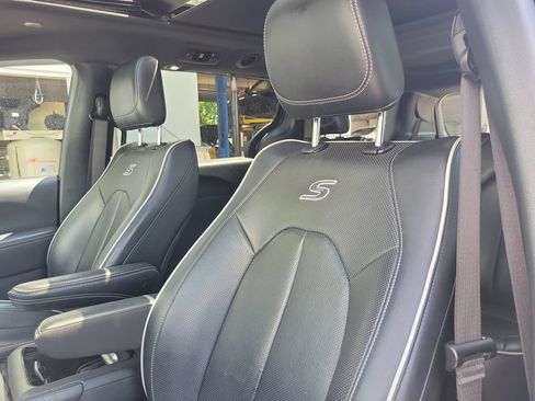 Used 2022 Chrysler Pacifica Limited w/ S Appearance Package FWD image 18
