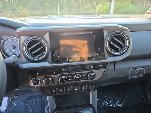 Used 2017 Toyota Tacoma TRD Sport image 21