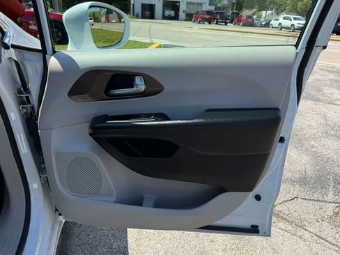 Used 2018 Chrysler Pacifica Touring-L FWD image 22