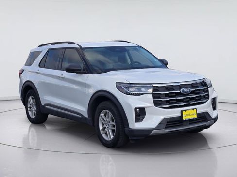 Certified 2025 Ford Explorer Active w/ Active Comfort Package RWD image 3