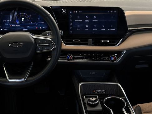 Used 2025 Chevrolet Equinox ACTIV w/ Safety and Technology Package image 16