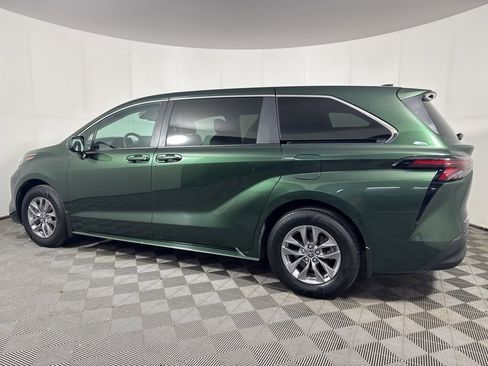 Used 2025 Toyota Sienna LE image 3