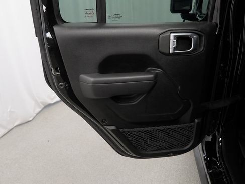 Certified 2022 Jeep Wrangler Unlimited Rubicon w/ Cold Weather Group image 40