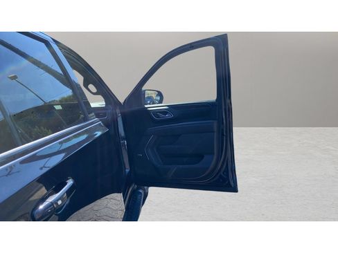 Used 2022 Chevrolet Suburban Z71 w/ Luxury Package AWD/4WD image 9