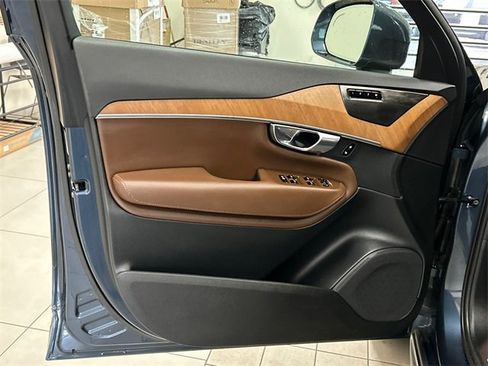 Used 2023 Volvo XC90 B5 Plus image 9