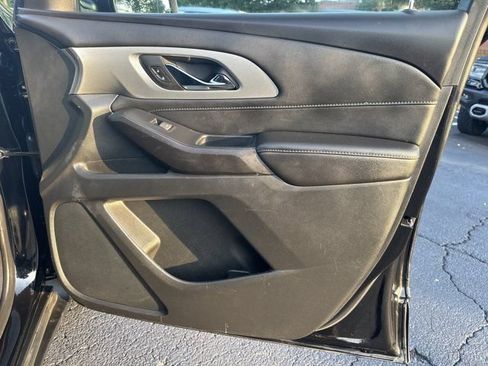 Used 2022 Chevrolet Traverse LT FWD image 16