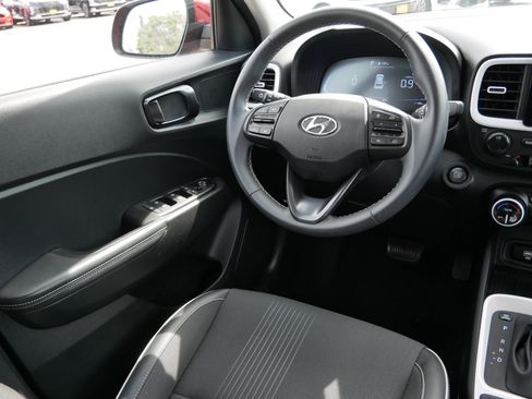 Used 2024 Hyundai Venue Limited FWD image 9