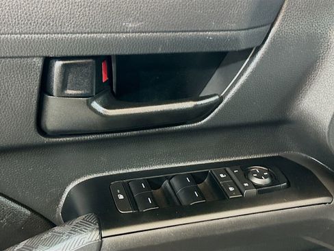 Used 2025 Toyota Tacoma SR5 AWD/4WD image 15
