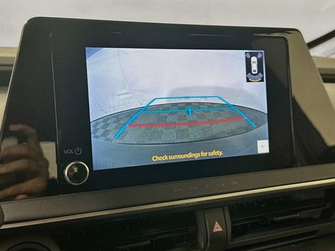 Certified 2024 Toyota Prius LE FWD image 17