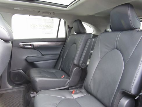 New 2025 Toyota Highlander Platinum image 17