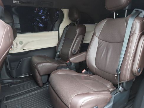 Used 2021 Toyota Sienna Platinum FWD image 31