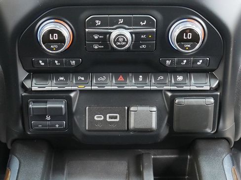 Used 2022 Chevrolet Silverado 1500 High Country w/ Technology Package AWD/4WD image 23