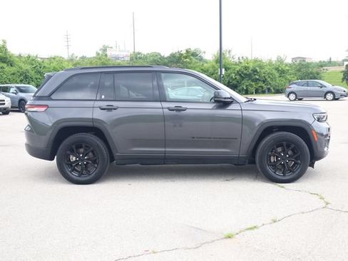 Used 2024 Jeep Grand Cherokee Laredo AWD/4WD image 3