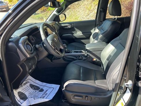 Used 2022 Toyota Tacoma TRD Off-Road image 17