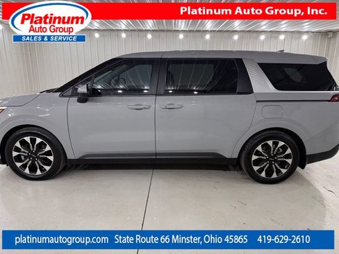 Used 2023 Kia Carnival EX FWD image 2