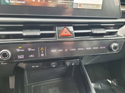 Used 2023 Kia Niro SX image 24