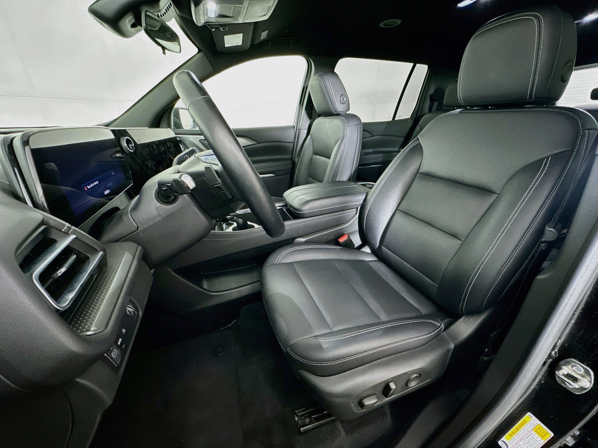 Used 2025 Chevrolet Traverse LT FWD image 13