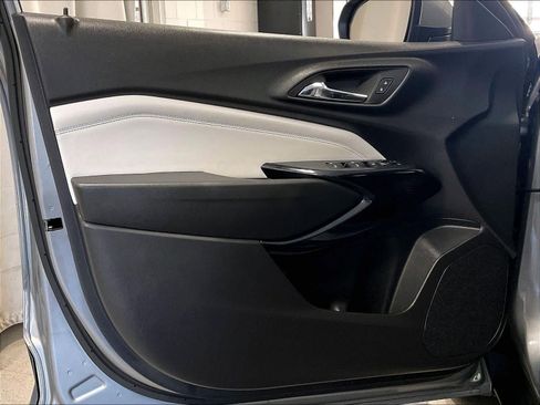 Used 2025 Chevrolet Trax LT w/ LT Convenience Package FWD image 9