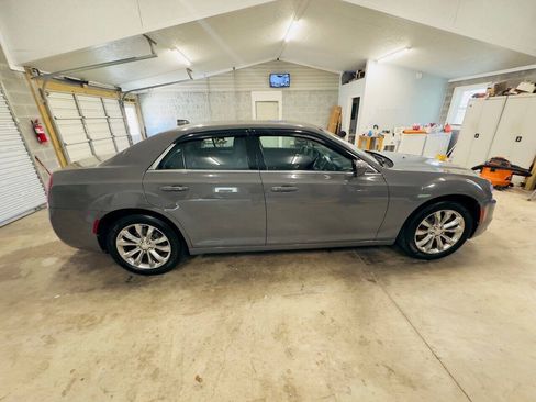 Used 2018 Chrysler 300 Touring L AWD/4WD image 7