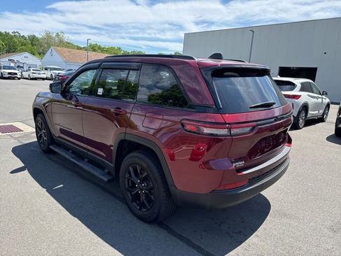 Used 2025 Jeep Grand Cherokee Altitude AWD/4WD image 4