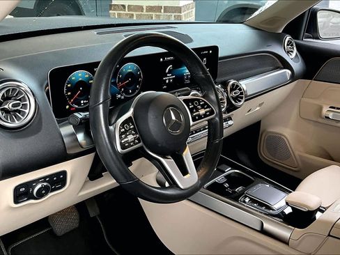 Used 2021 Mercedes-Benz GLB 250 4MATIC image 16