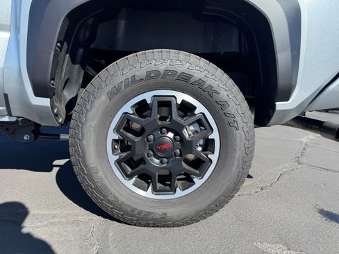 Used 2025 Toyota Tacoma TRD Off-Road w/ TRD Off Road Upgrade Package AWD/4WD image 11