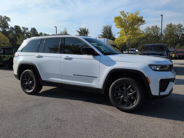 New 2027 Jeep Grand Cherokee Altitude RWD image 2